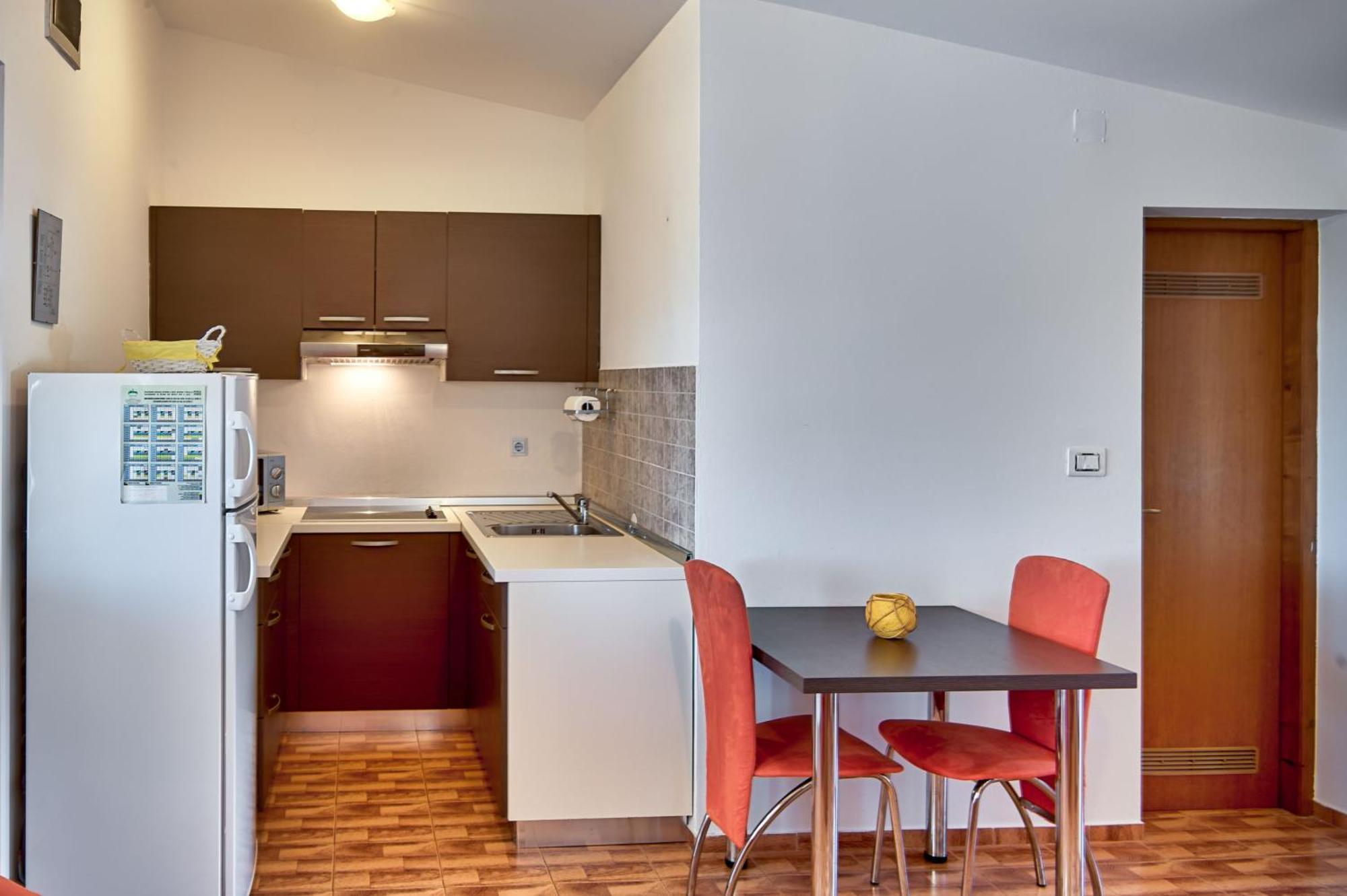 Teuta Apartments - A Beach And A Sea View Peroj Ngoại thất bức ảnh