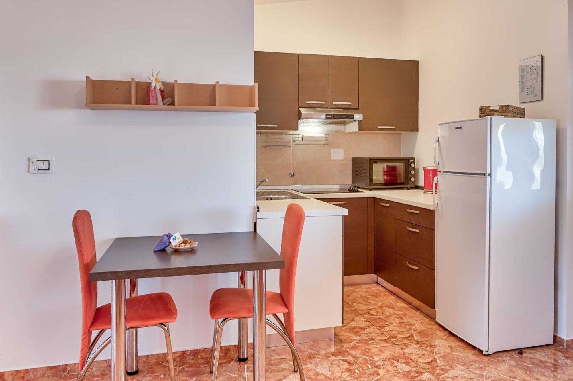 Teuta Apartments - A Beach And A Sea View Peroj Ngoại thất bức ảnh