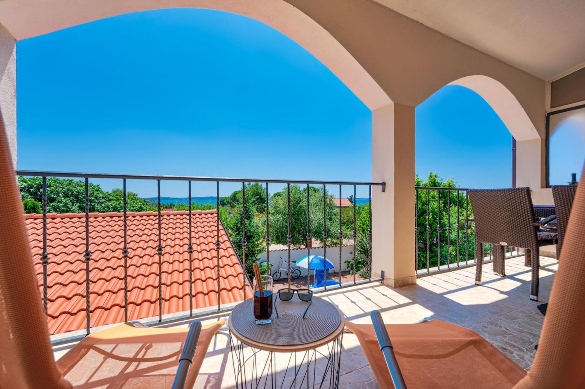 Teuta Apartments - A Beach And A Sea View Peroj Ngoại thất bức ảnh